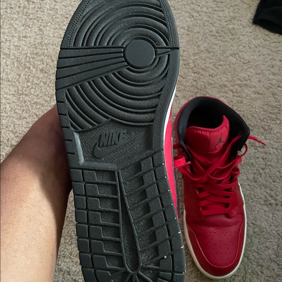 Jordan 1 mid Red/black patent No box‼️ used, I’ve had them since 2015. - Picture 9 of 11